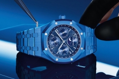 爱彼推出全新皇家橡树万年历蓝色陶瓷腕表