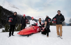 欧米茄携群星于圣莫里茨体验有舵雪橇项目