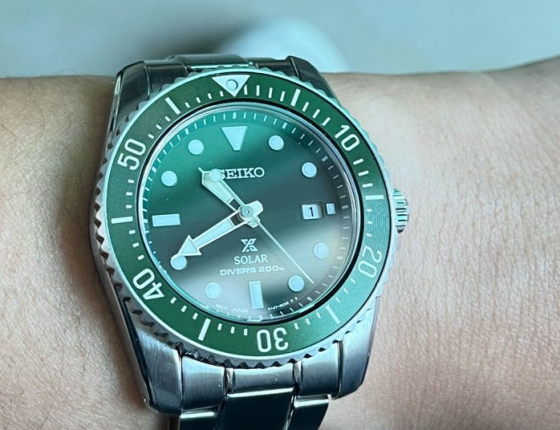 喜欢绿色所以选择它  精工 SEIKO 5 SKX