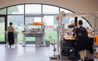 爱马仕于法国厄尔省卢维耶开设全新皮革工坊 建造高度环保型建筑，创造280个就业岗位