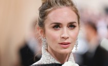 Emily Blunt佩戴伯爵高级珠宝闪耀亮相MET GALA