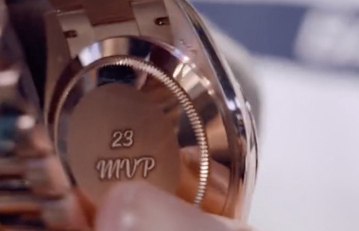 恩比德榮獲常規賽MVP，哈登送上定制金勞祝賀
