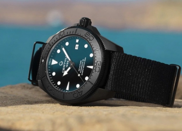 雪铁纳推出DS Action Diver 43毫米全黑腕表
