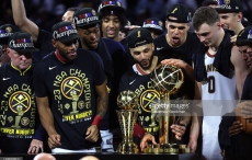 蒂芙尼祝贺丹佛掘金队赢得NBA总决赛冠军，荣获拉里·奥布莱恩奖杯