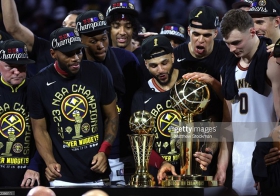 蒂芙尼祝贺丹佛掘金队赢得NBA总决赛冠军，荣获拉里·奥布莱恩奖杯