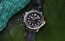 深海中的那抹光 欧米茄海马系列300米“金墨黑”潜水表