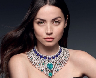 路易威登品牌代言人Ana de Armas演绎全新高级珠宝系列
