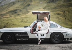IWC萬國表品牌大使勞拉·克萊哈默參加2023年阿羅薩古董車賽