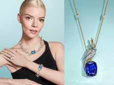 蒂芙尼携手品牌代言人安雅·泰勒-乔伊呈献全新高级珠宝广告大片，优雅演绎史隆伯杰系列