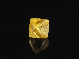 蒂芙尼购得加拿大境内迄今发现最大黄钻原石