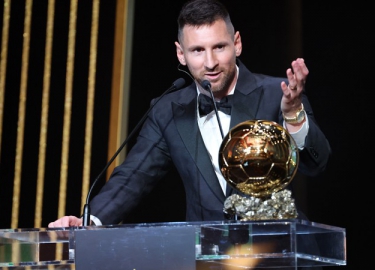 Lionel Messi佩戴路易威登新款Tambour腕表获颁2023年金球奖