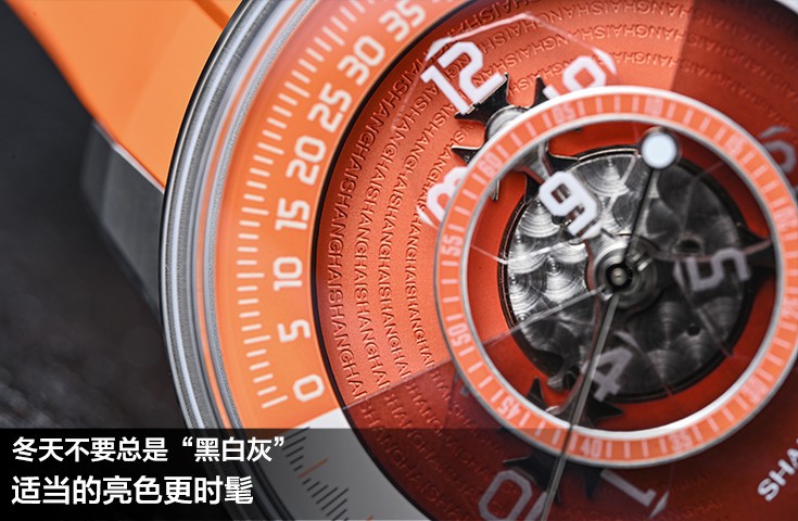 冬天不要总是“黑白灰”，适当的亮色更时髦