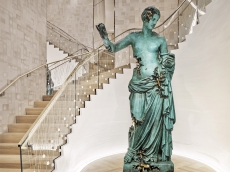 蒂芙尼携手艺术家Daniel Arsham 呈献联名限量版Tiffany T1系列手镯及半身雕像作品