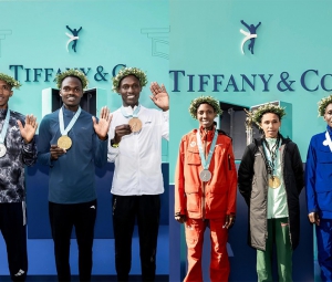蒂芙尼祝贺上海马拉松男女前三名运动员 荣获由品牌打造的赛事奖杯与奖牌