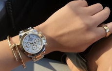 为什么越来越多的女性喜欢佩戴超大手表？