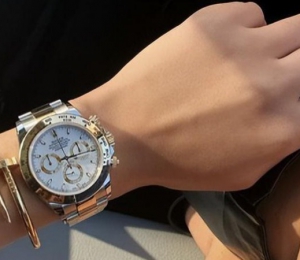 为什么越来越多的女性喜欢佩戴超大手表？