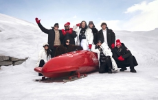 欧米茄携群星体验有舵雪橇运动冰上竞速