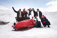 欧米茄携群星体验有舵雪橇运动冰上竞速