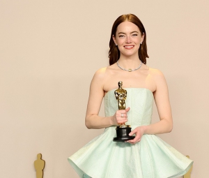 Emma Stone身著路易威登獲頒奧斯卡最佳女主角