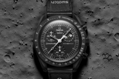 Bioceramic MoonSwatch MISSION TO THE MOONPHASE 再次飛抵月球。