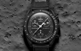 Bioceramic MoonSwatch MISSION TO THE MOONPHASE 再次飞抵月球。