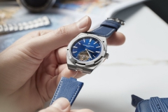 江詩丹頓推出Overseas縱橫四海系列陀飛輪腕表 以全鈦金屬材質演繹精妙制表技藝