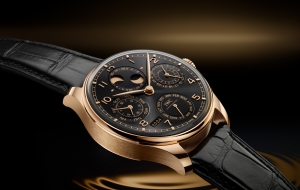 IWC万国表重新推出葡萄牙系列万年历腕表44 搭配18K ARMOR GOLD®硬金和18K白金材质