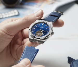 江詩丹頓推出Overseas縱橫四海系列陀飛輪腕表 以全鈦金屬材質演繹精妙制表技藝