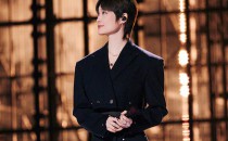 歌手李宇春佩戴萧邦Ice Cube系列珠宝亮相线下演出