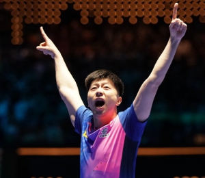馬龍創造史詩級逆轉 第三次捧起乒乓球世界杯男單冠軍獎杯
