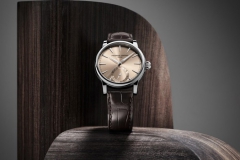 康斯登推出百年典雅自家机芯日历腕表