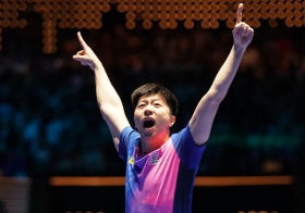 馬龍創造史詩級逆轉 第三次捧起乒乓球世界杯男單冠軍獎杯