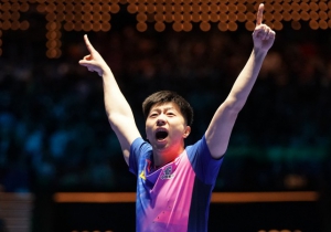马龙创造史诗级逆转 第三次捧起乒乓球世界杯男单冠军奖杯