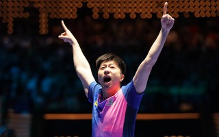 马龙创造史诗级逆转 第三次捧起乒乓球世界杯男单冠军奖杯