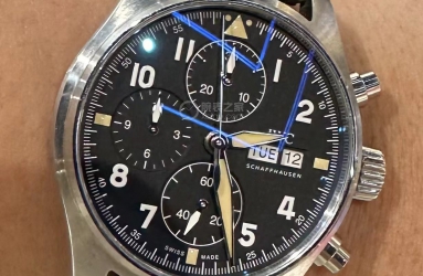 終究沒繞開這一款  萬國表飛行員CHRONOGRAPH