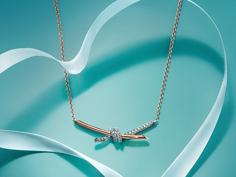 蒂芙尼呈獻全新520廣告大片 于中國市場全球首發Tiffany Knot系列全新雙色金鑲鉆項鏈
