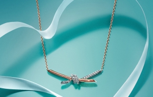 蒂芙尼呈献全新520广告大片 于中国市场全球首发Tiffany Knot系列全新双色金镶钻项链