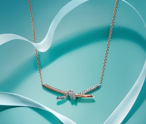 蒂芙尼呈献全新520广告大片 于中国市场全球首发Tiffany Knot系列全新双色金镶钻项链