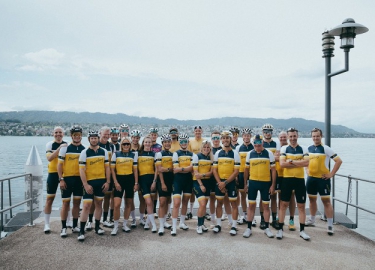 自行车健将扬·弗罗德诺和文森佐·尼巴里加盟百年灵车队，征战瑞士TORTOUR 500超级自行车赛。此次赛事不仅测试新款专业耐力腕表的性能，还为社会公德慈善组织库贝卡募集善款