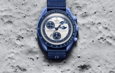 BIOCERAMIC MOONSWATCH系列MISSION TO THE SUPER BLUE MOONPHASE腕表献礼本年度首个超级蓝月，向夏日欢乐氛围致敬。 