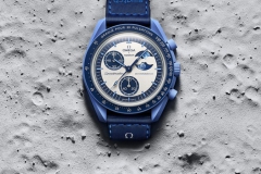 BIOCERAMIC MOONSWATCH系列MISSION TO THE SUPER BLUE MOONPHASE腕表献礼本年度首个超级蓝月，向夏日欢乐氛围致敬。 