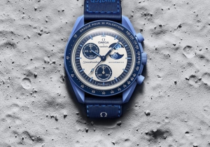 BIOCERAMIC MOONSWATCH系列MISSION TO THE SUPER BLUE MOONPHASE腕表献礼本年度首个超级蓝月，向夏日欢乐氛围致敬。 