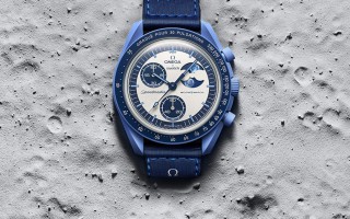 BIOCERAMIC MOONSWATCH系列MISSION TO THE SUPER BLUE MOONPHASE腕表献礼本年度首个超级蓝月，向夏日欢乐氛围致敬。 