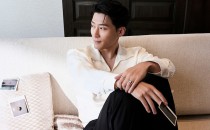 演员窦骁佩戴萧邦Ice Cube系列珠宝亮相线下活动