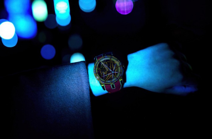 暗夜王者 分秒闪耀 罗杰杜彼ROGER DUBUIS 王者系列霓虹腕表化身“暗夜焦点”