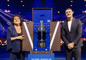 Dan Carter与Evonne Goolagong Cawley携路易威登定制奖杯箱亮相澳网女单决赛 展示达芙妮·阿克赫斯特纪念杯