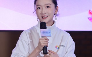 周冬雨佩戴欧米茄超霸38毫米腕表亮相北影节 演绎优雅与专业的双重魅力