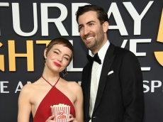 品牌代言人Emma Stone身着路易威登出席周六夜现场50周年特别活动