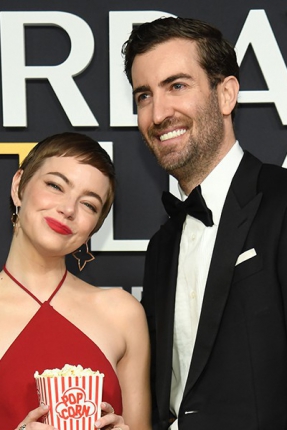 品牌代言人Emma Stone身着路易威登出席周六夜现场50周年特别活动