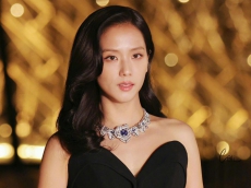 众星佩戴卡地亚珠宝作品出席卢浮宫“Le Grand Dîner du Louvre”慈善晚宴